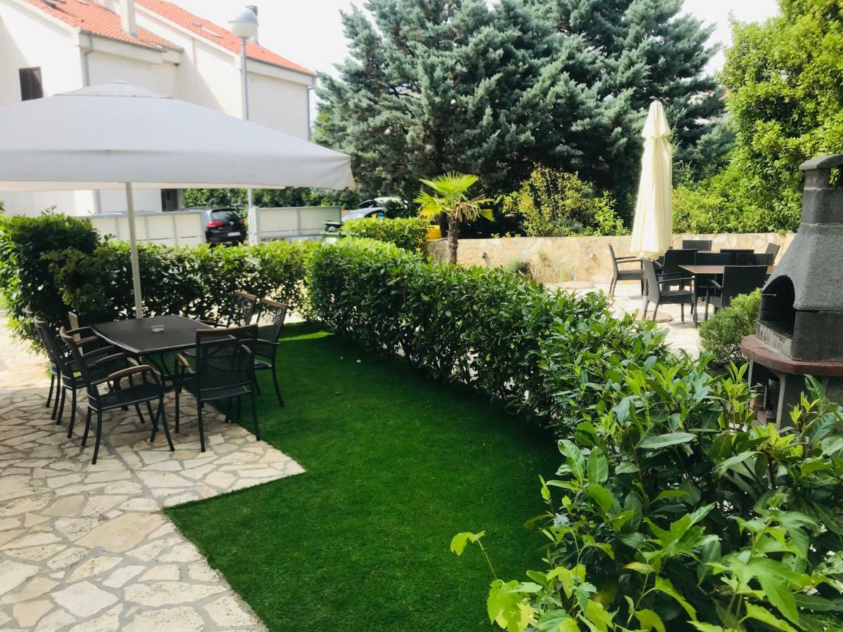Apartments Eva Малинска Экстерьер фото